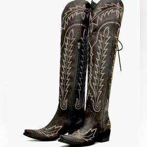 Over the knee boots 🤠 lace up back 🖤